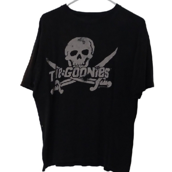 💙🌺Black Graphic Tee with Skull Design The Goonies - Picture 2 of 9